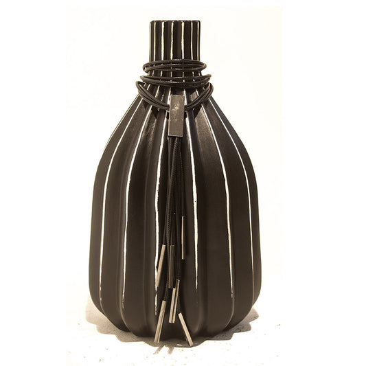 Vaso/Garrafa Preta com Pingente Metal Prata M