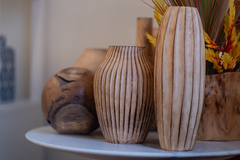Vaso Decorativo em Madeira Trabalhada M