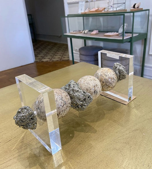 Escultura Decorativa Pedra Ônix Marrom e Pirita 2 Bases Acrílico