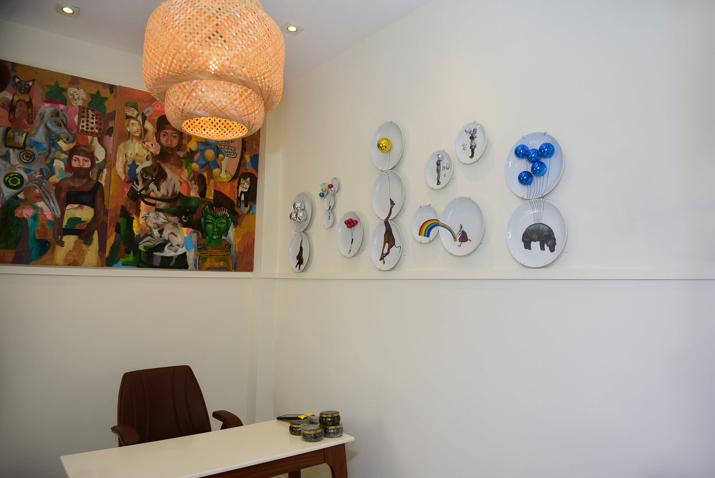 Prato Decorativo Menina c/ Balões Vermelhos