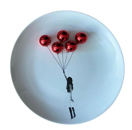 Prato Decorativo Menina c/ Balões Vermelhos