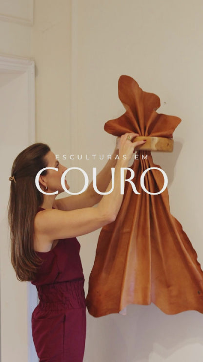 Escultura Dobras da Terra em Couro Natural